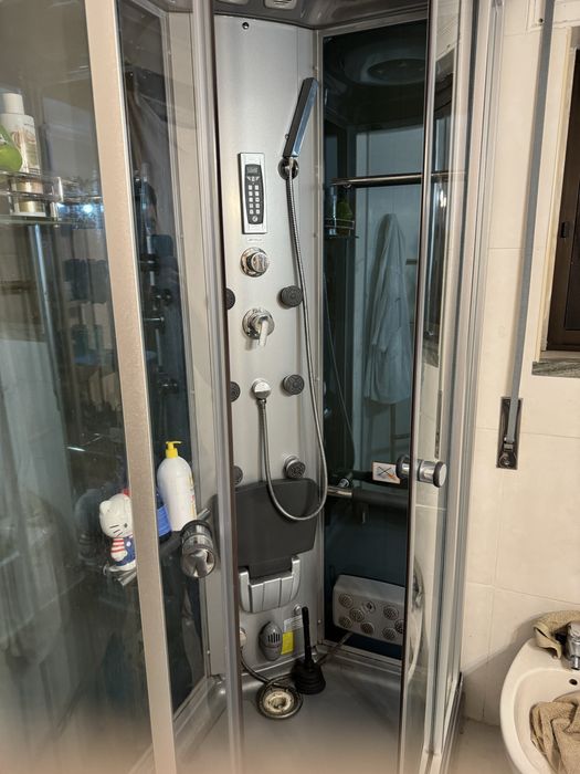 Cabine de duche com jacuzzi e musica