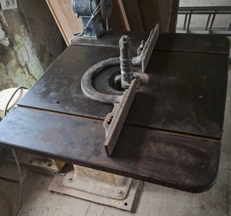 Фрезерний станок по дереву