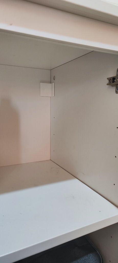 Armário com portas brancas