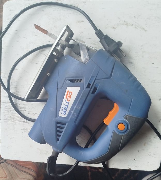 Электролобзик dexter в рабочем состоянии