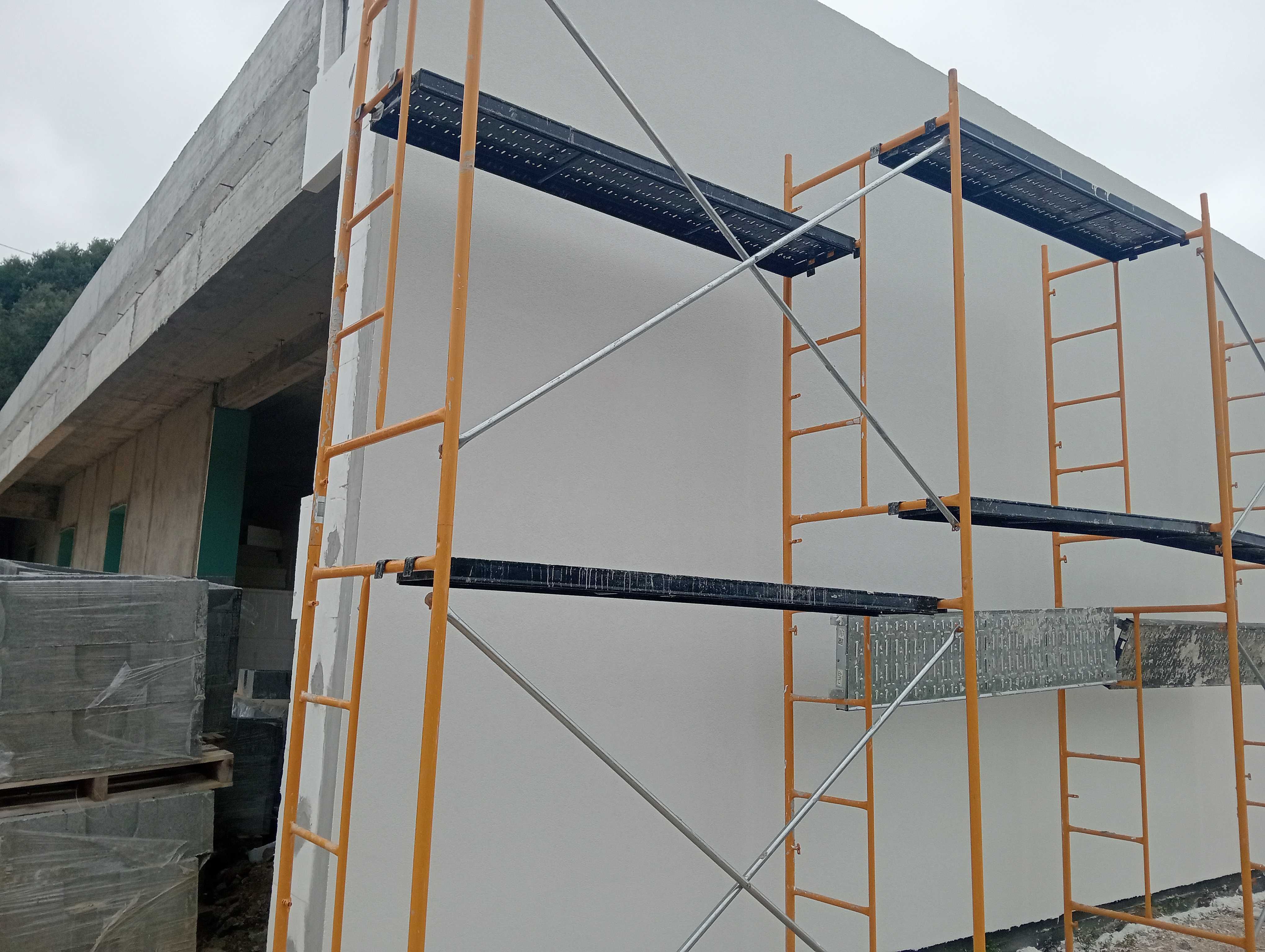 Trabalho remodelação, aplicação de capoto sob empreitada