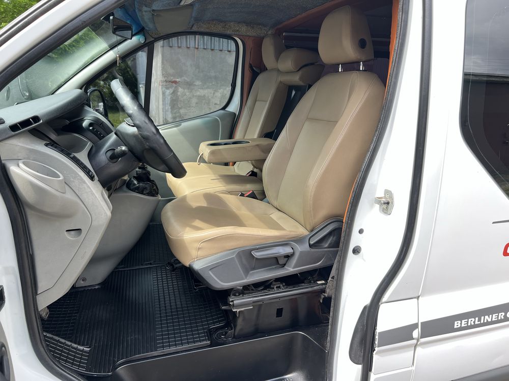 Opel Vivaro Long пассажир 9 мест , 2.0 мотор , 6 ступка ,