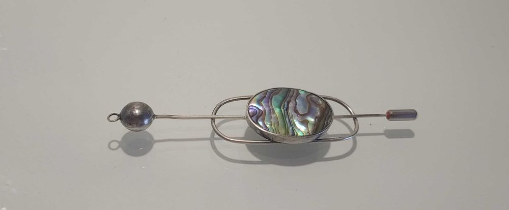 Piękna srebrna broszka z masą perłową.