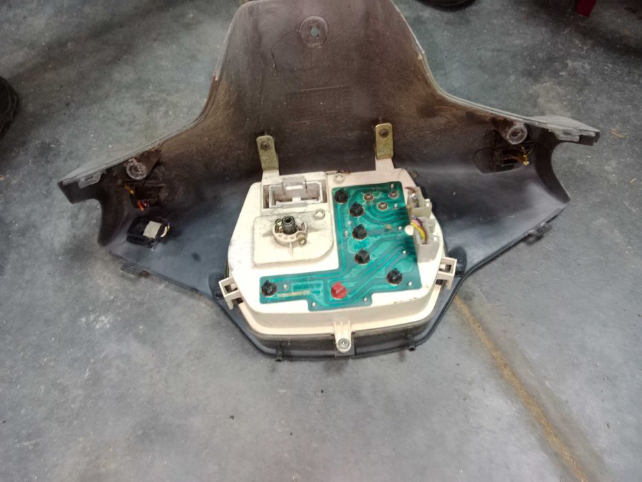 derbi vamos licznik prędkościomierz osłona obudowa licznika kierownicy