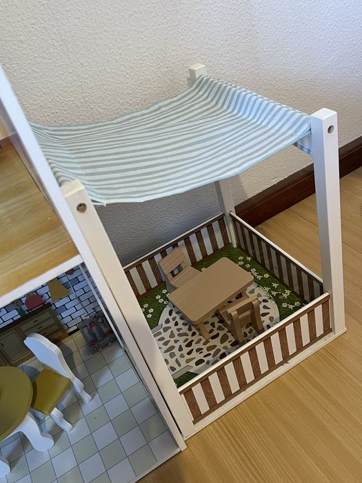 Casa de bonecas em madeira