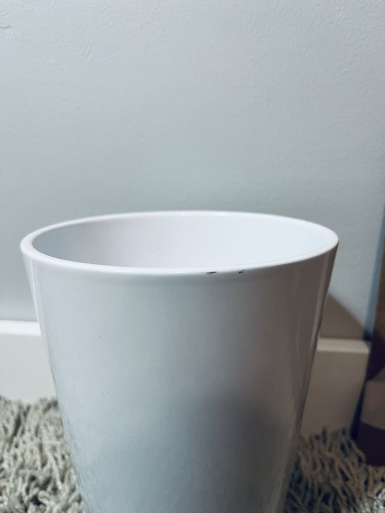 Biala donica doniczka porcelanowa ceramiczna na kwiaty i rosliny