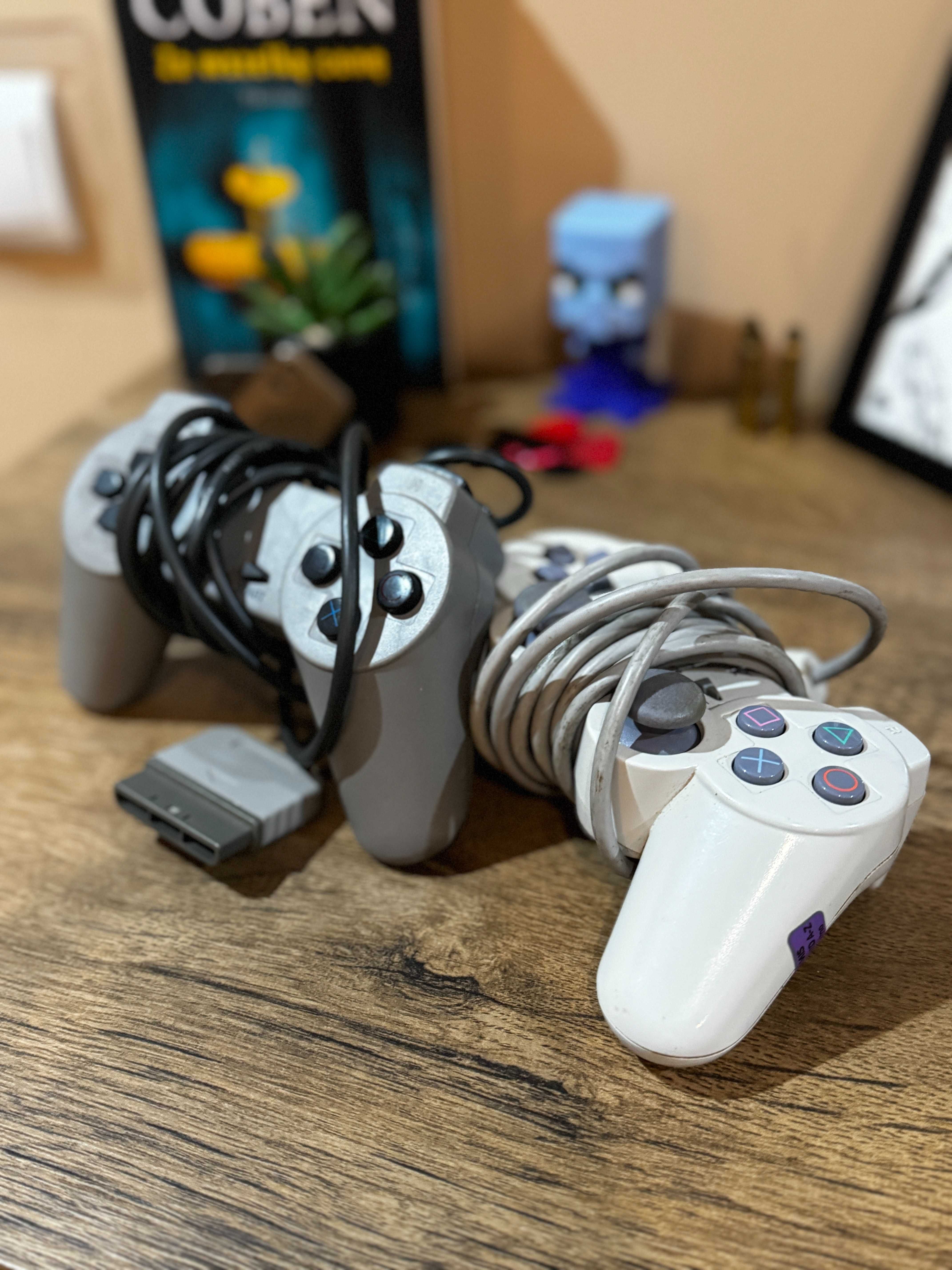 Oryginalne kontrolery Sony PlayStation 1 – 2 sztuki (biały + szary)