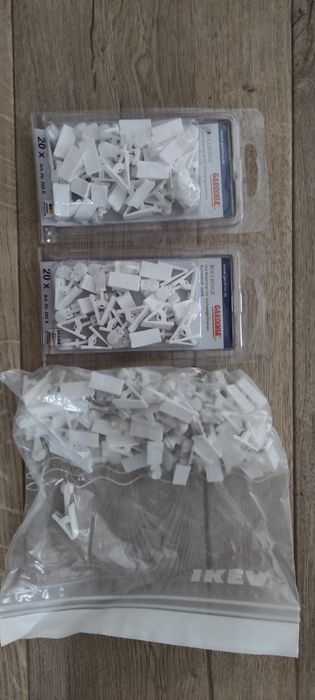 Plastikowe żabki do zasłon