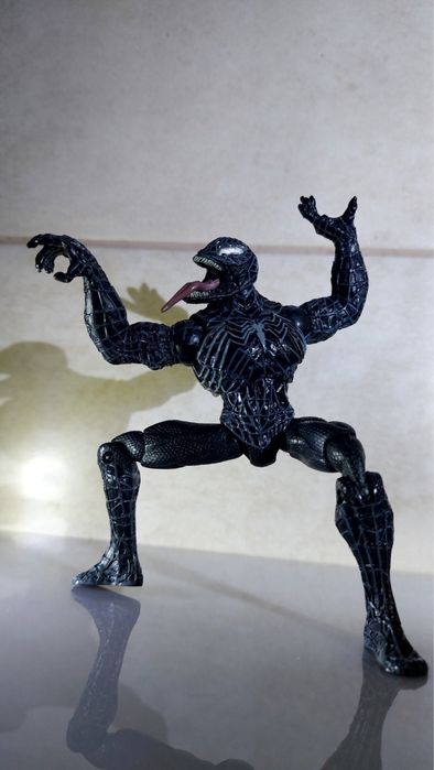 Фигурка человек паук Венома из серии Marvel Legends от Hasbro