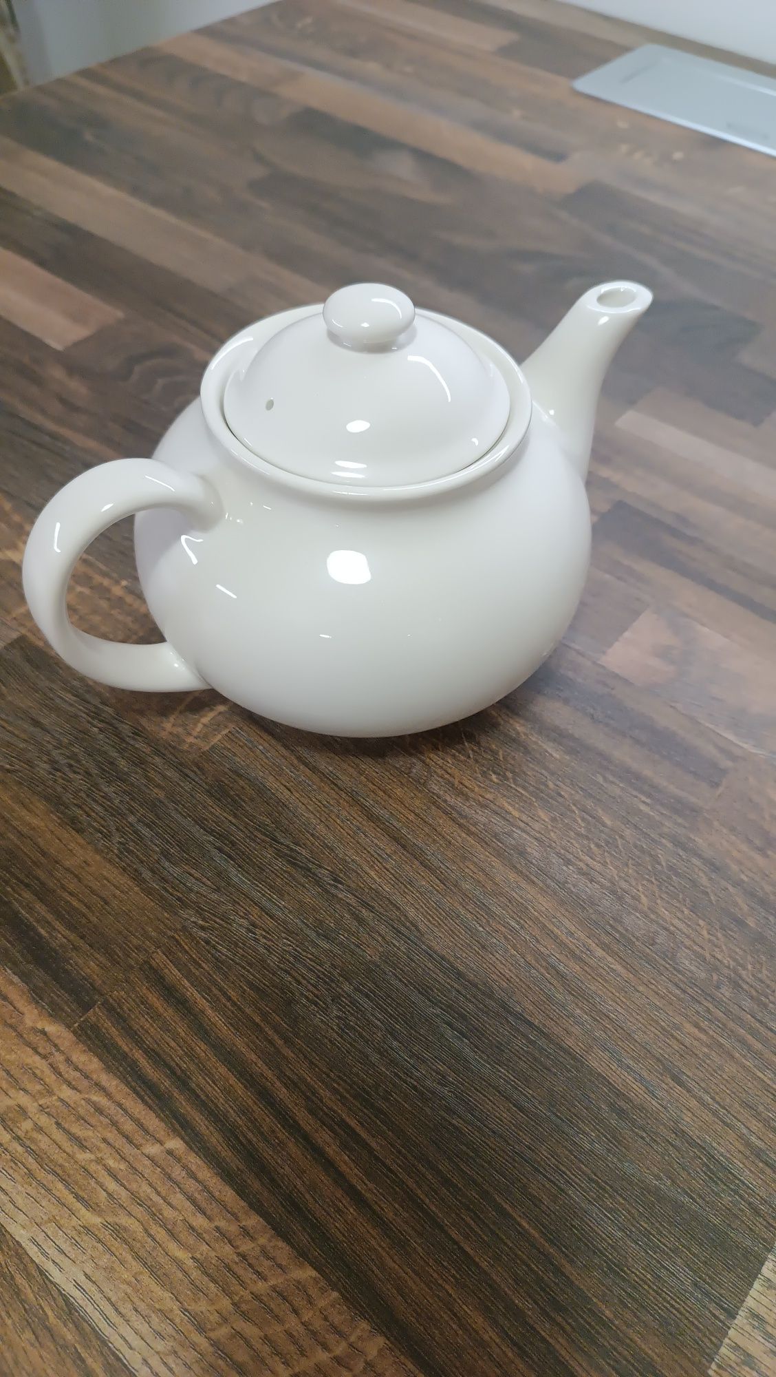 Biały porcelanowy dzbanek.