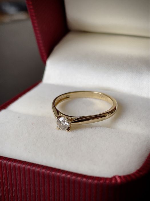 Pierścionek z żółtego złota z brylantem - 0,15 ct - próba 585 APART
