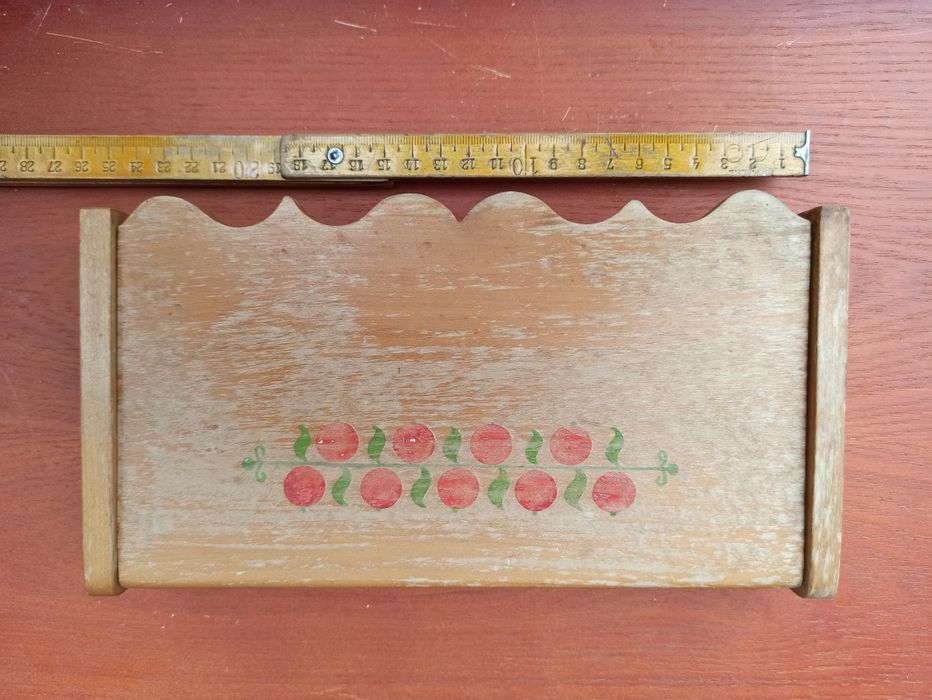 Drewniana zawieszka na klucze z motywem ludowym