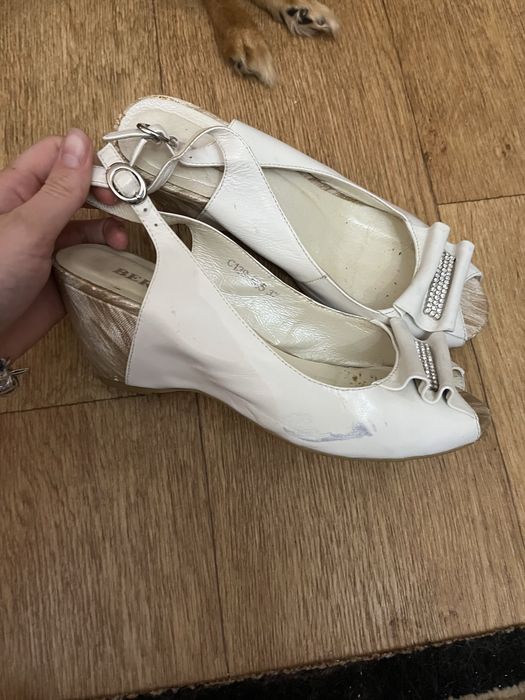 Жіноче взуття безкоштовно