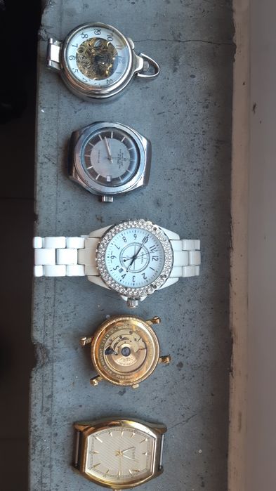 Relógios, travessa, moedas