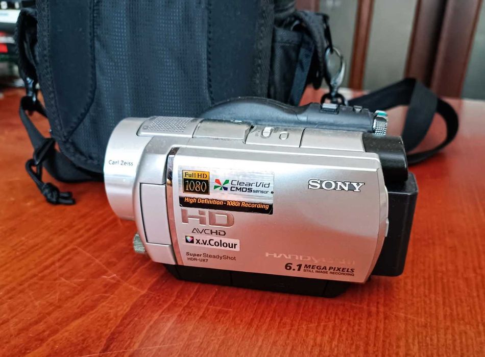 Видеокамера Sony HDR-UX7E