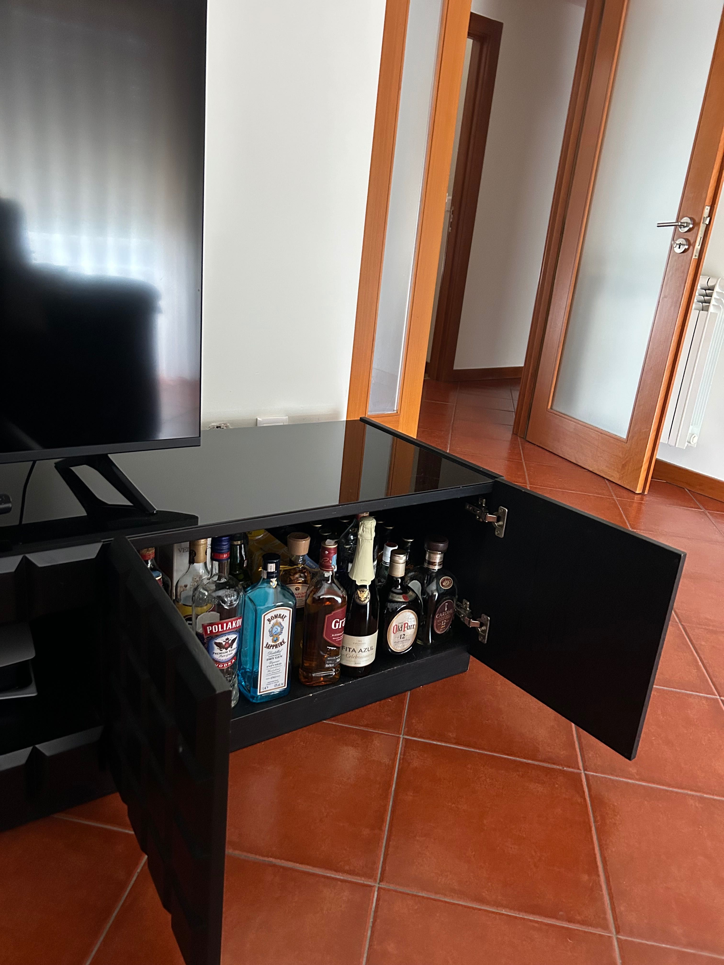 Móvel preto de sala