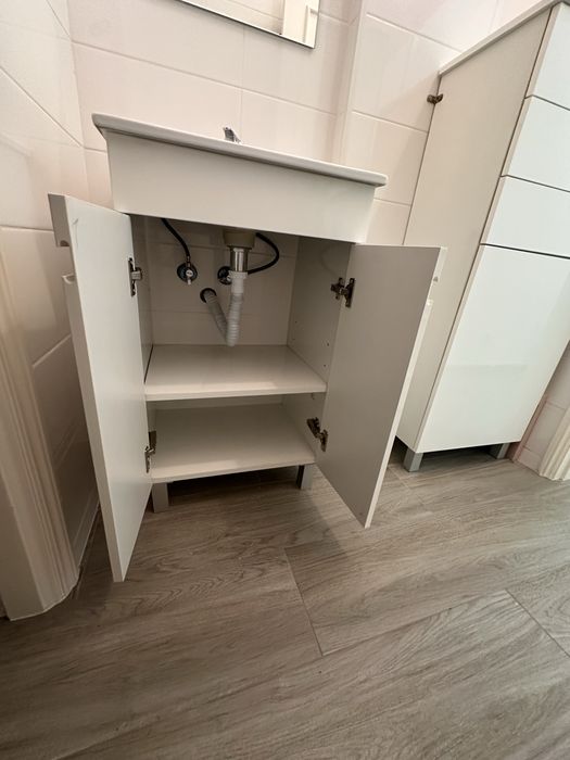 Movel de casa de banho com espelho e torneira