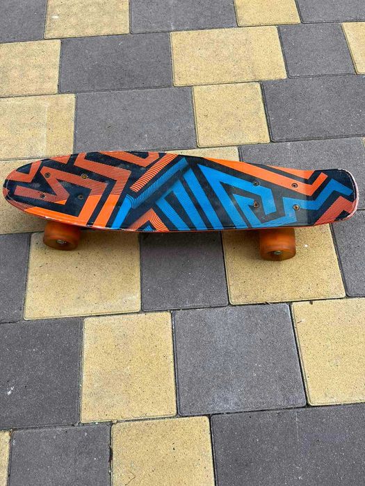Пеніборд з оранжево-синім малюнком