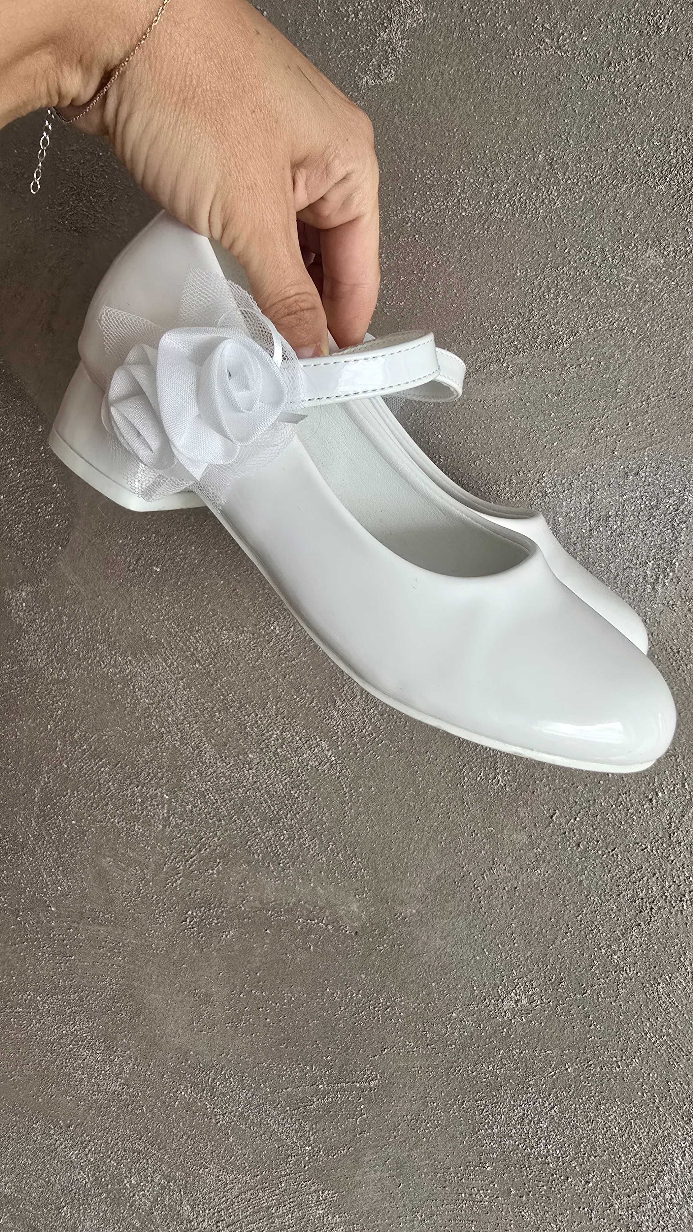Białe buty buciki 33 komunia chrzest obcas lakierowane