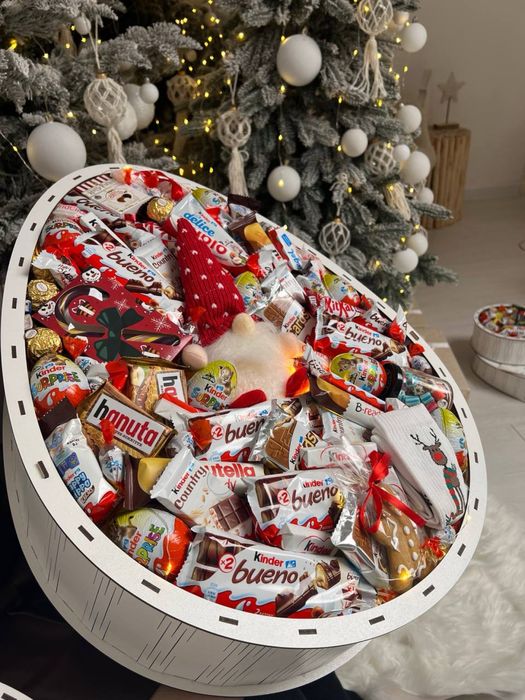 Подарунковий бокс із солодощами та трояндами – сюрприз для коханих