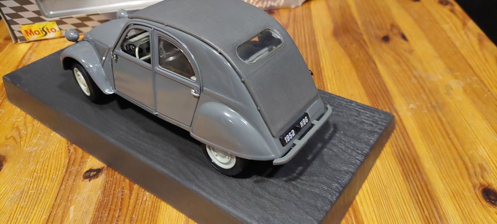 Model 1:18 Citroen 2CV Maisto