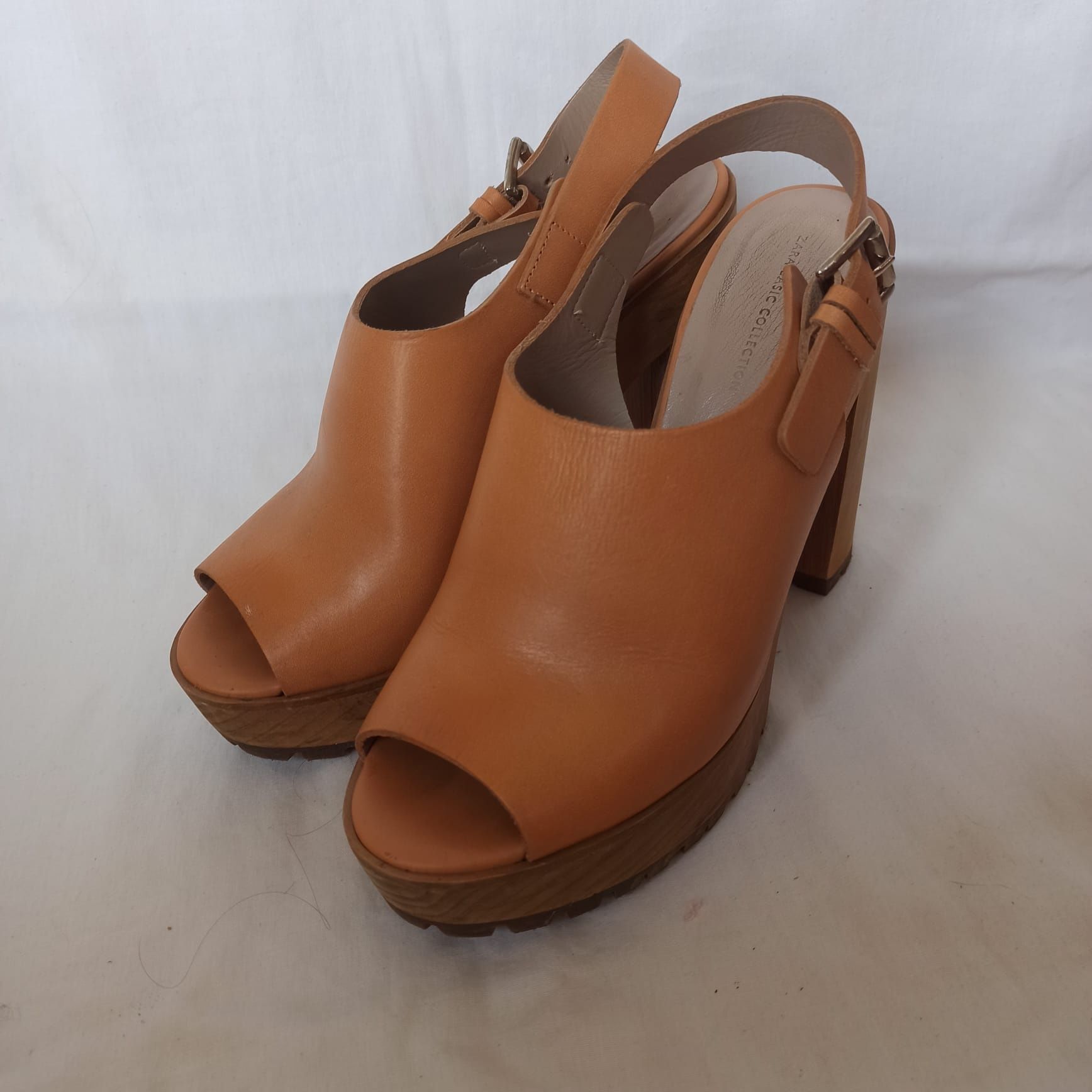 Botins / sandália com salto da Zara