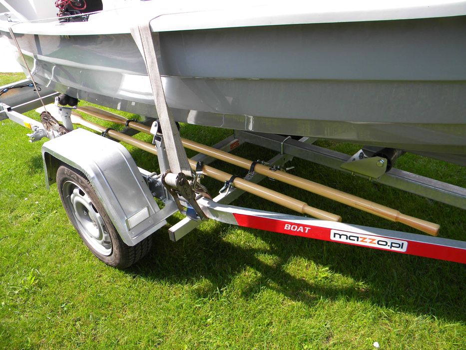 łódka wędkarska dł. 390 cm z silnikiem i przyczepą podłodziową