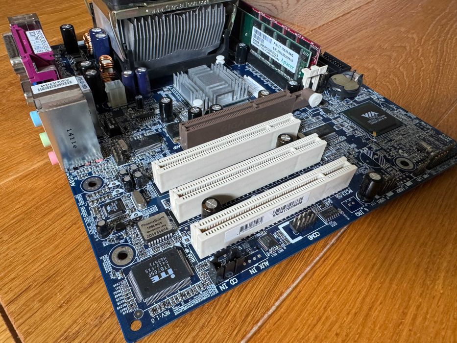 Płyta główna AGP GA-8VM533M-RZ (s478) + Cel. D 2,60 GHz + 512 MB