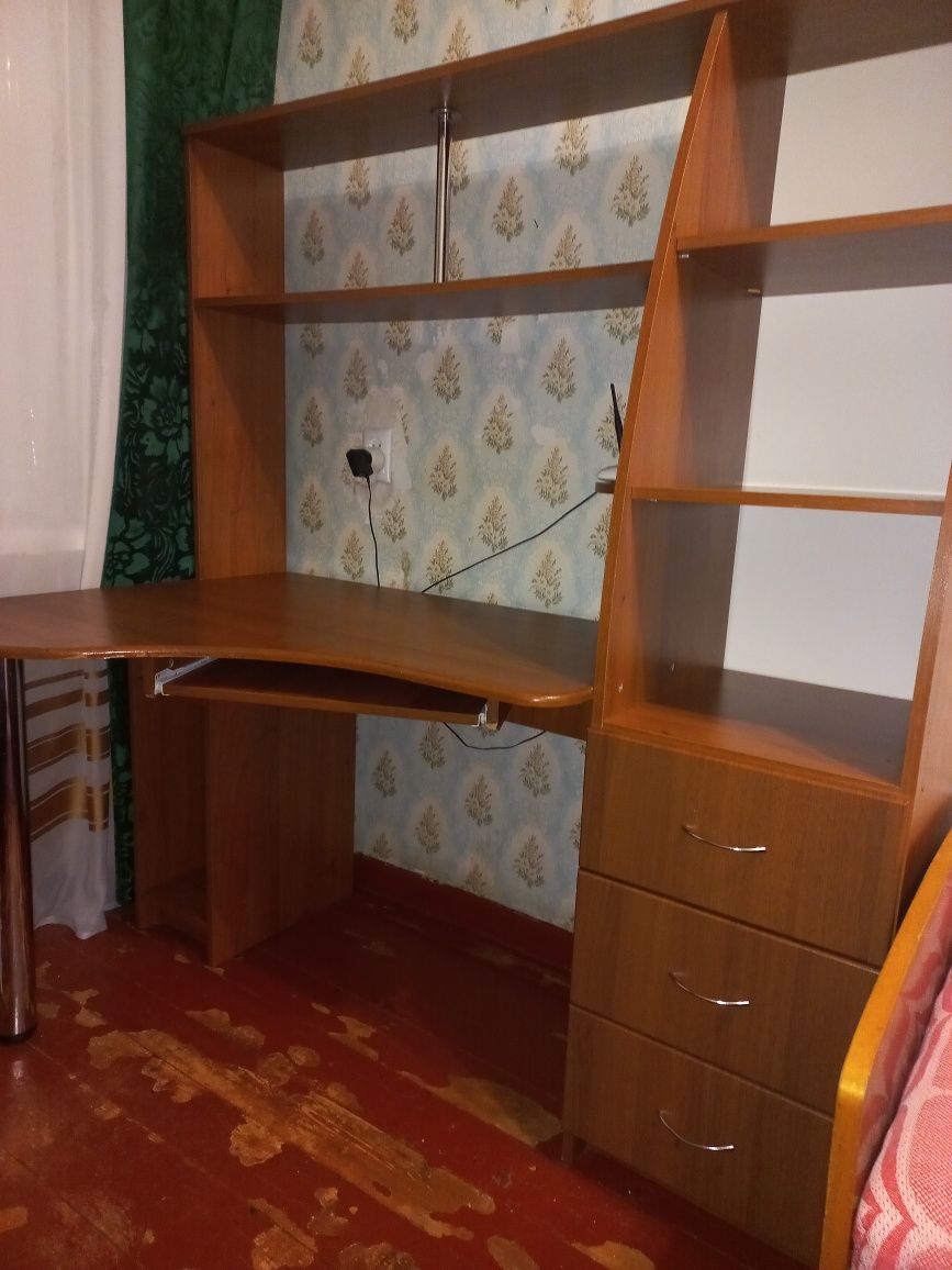 Комп'ютерний стіл б/у в гарному стані.