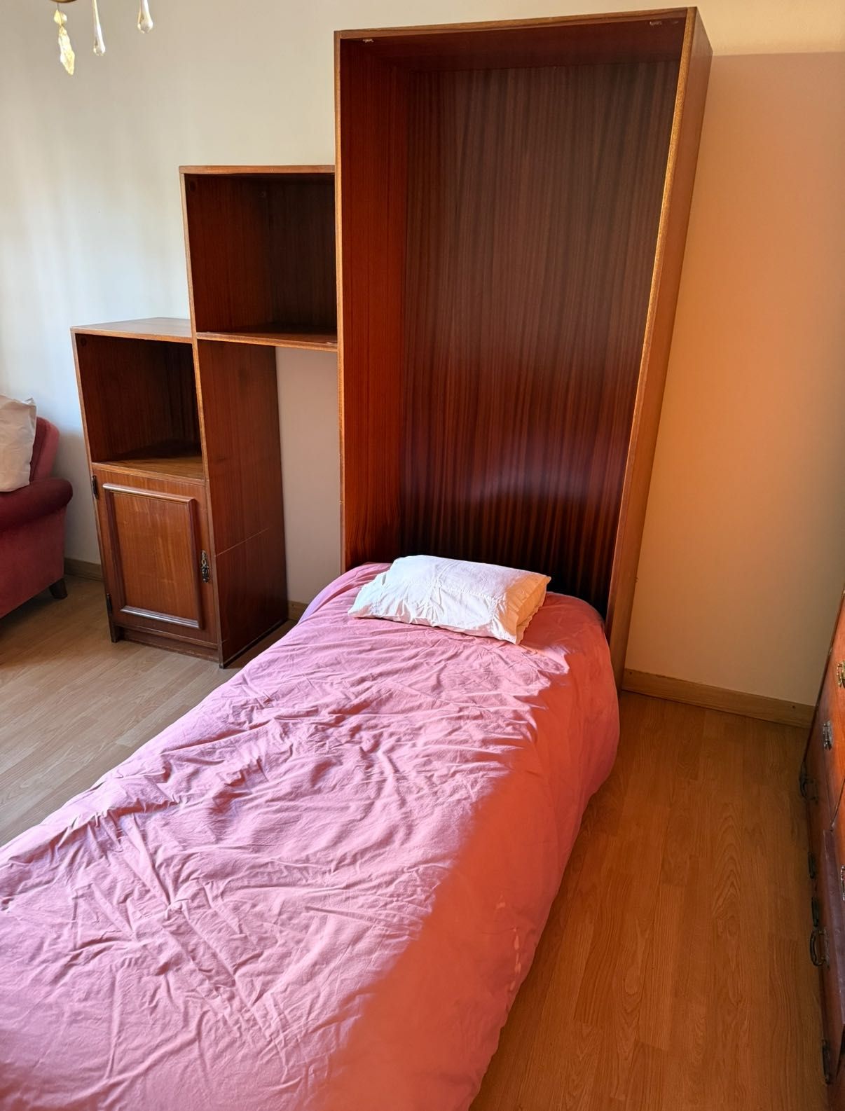 Estante em madeira com cama embutida com colchão