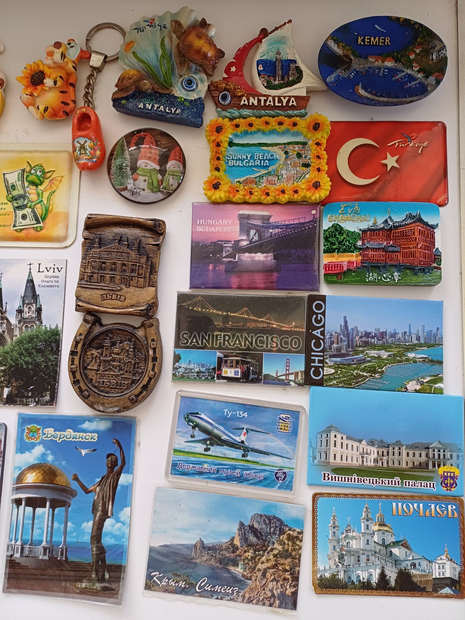 Магниты на холодильник из разных стран и городов