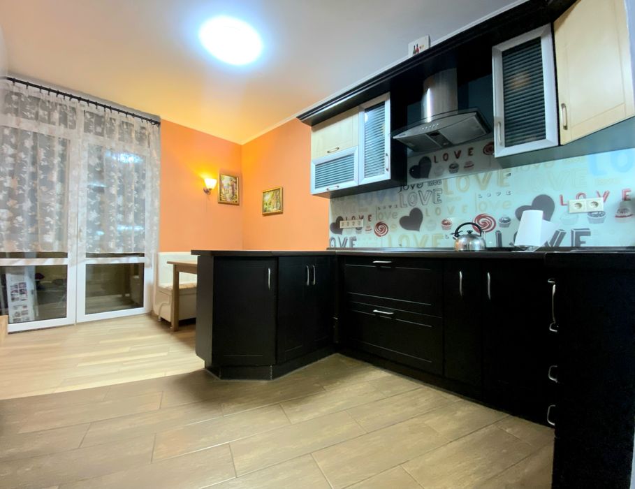 Науки 80а, 3 кімнатна роздільна, монолітний будинок