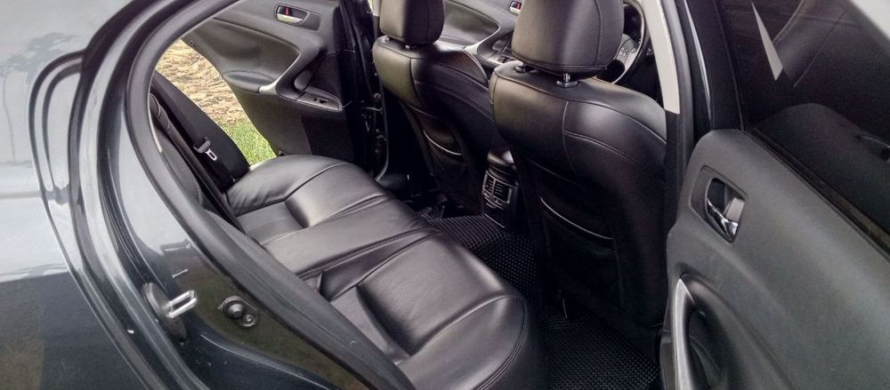 Продам Lexus is 220