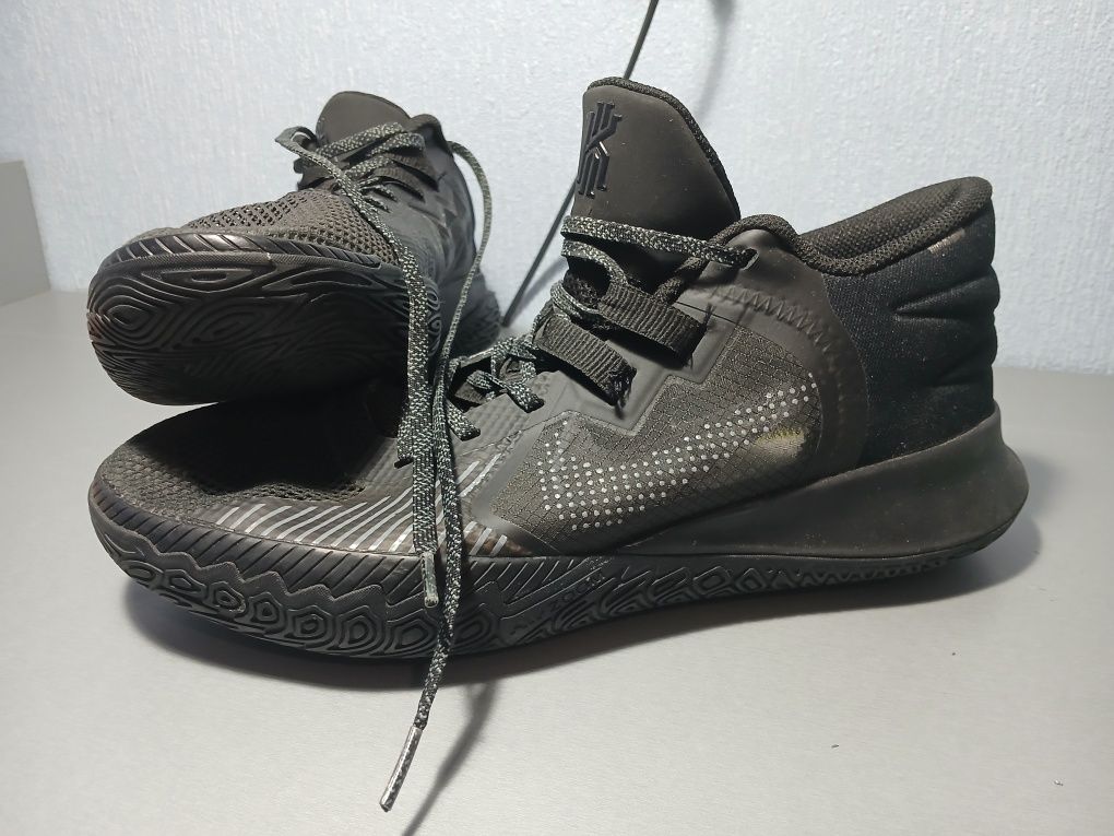 Баскетбольні Кроссовки Nike KYRIE FLYTRAP V