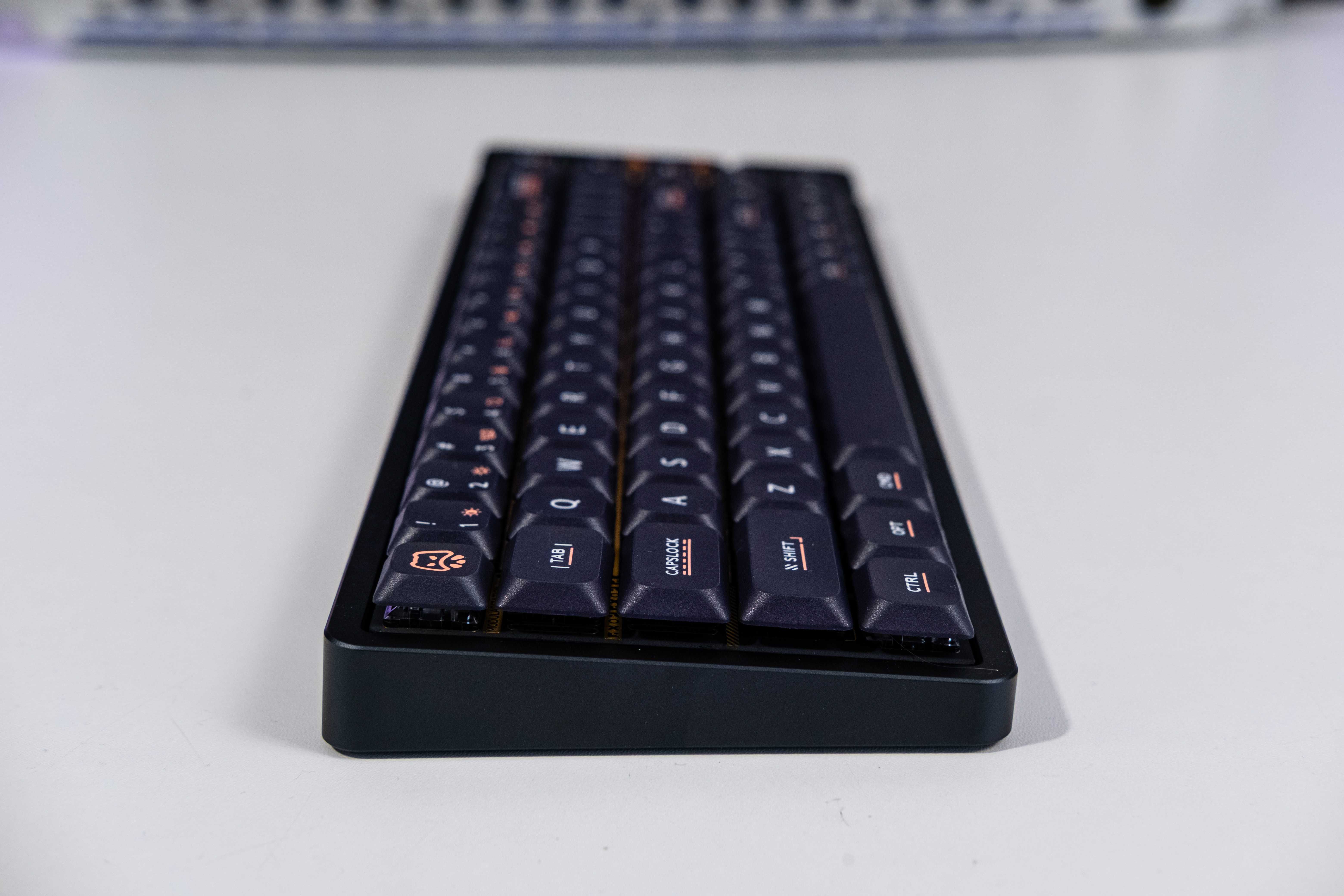 IQUNIX Magi65 MG65 PRO – Niskoprofilowa klawiatura mechaniczna