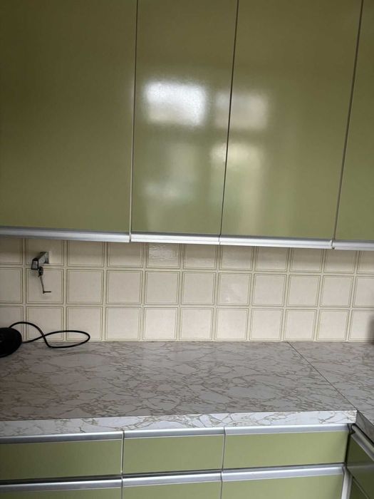 Vários armários de cozinha em bom estado