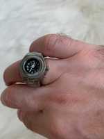 Srebrny sygnet zegarek na palec z okrągłą czarną tarczą