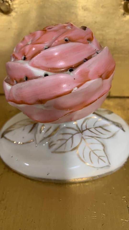 Paliteiro em forma de rosa da Vista Alegre em porcelana moldada e rele