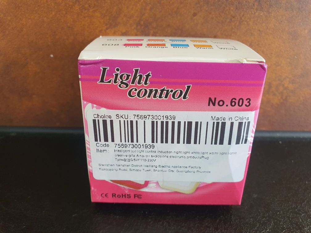 Dwie lampki nocne z czujnikiem zmierzchu.