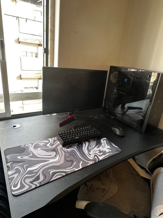 Pc gamer, com mesa e cadeira
