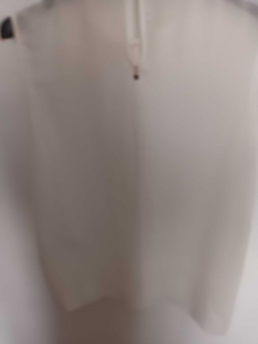 Blusa branca com pérolas