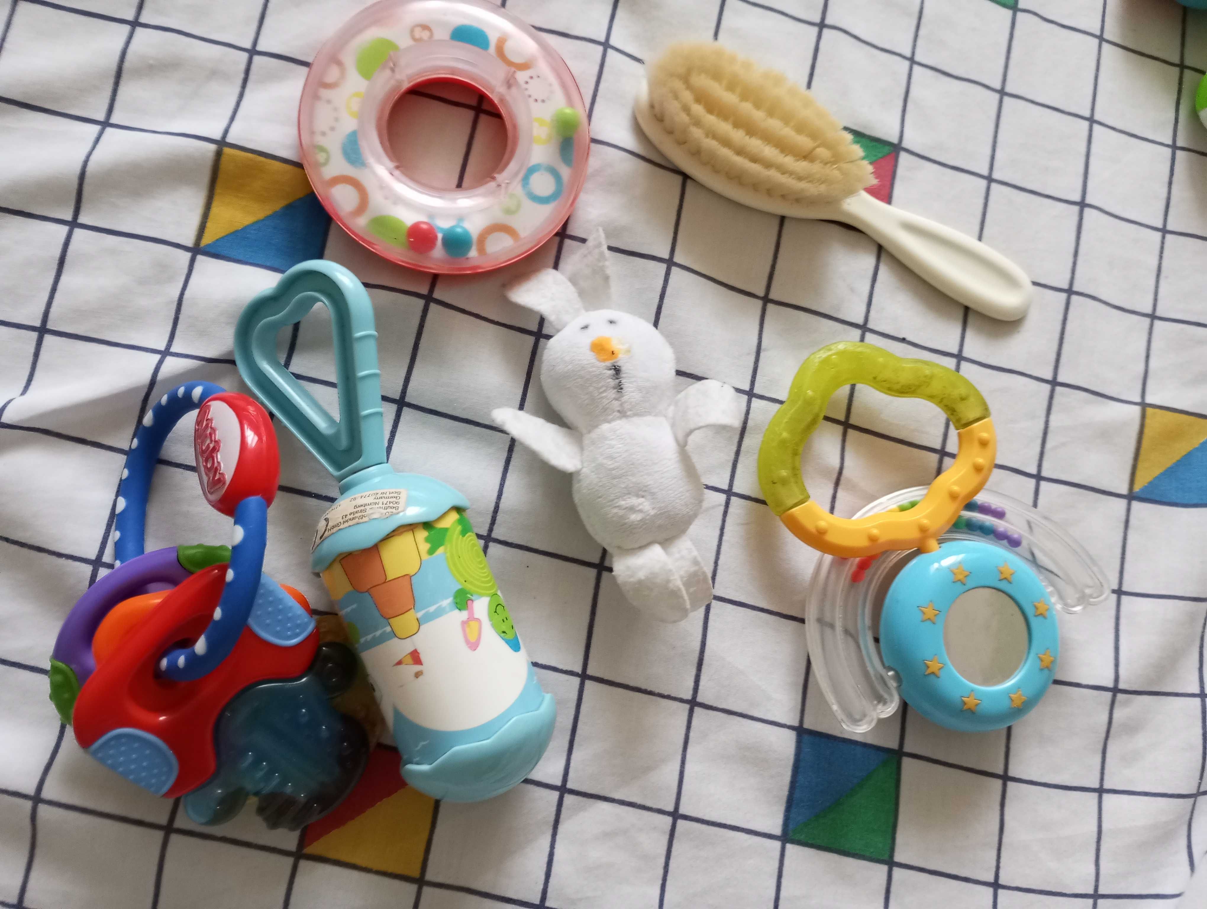 Іграшки для малюків 3 + місяці