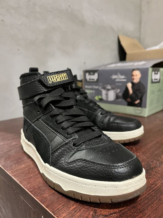 Кросівки жіночі