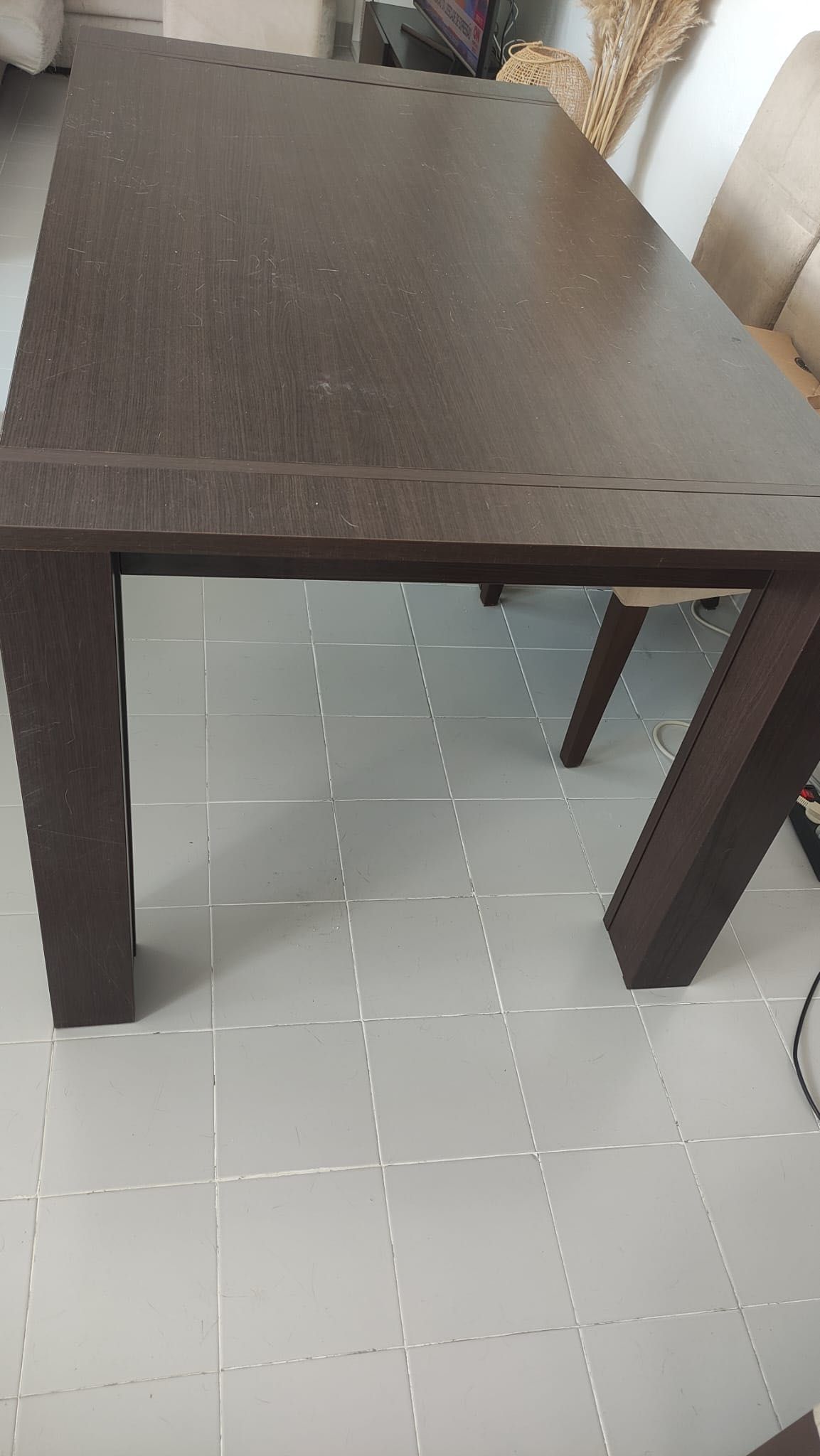 Mesa de Sala em Madeira Maciça – Em Bom Estado
