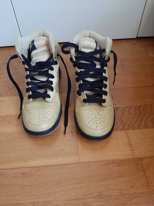 Ténis Nike dourados