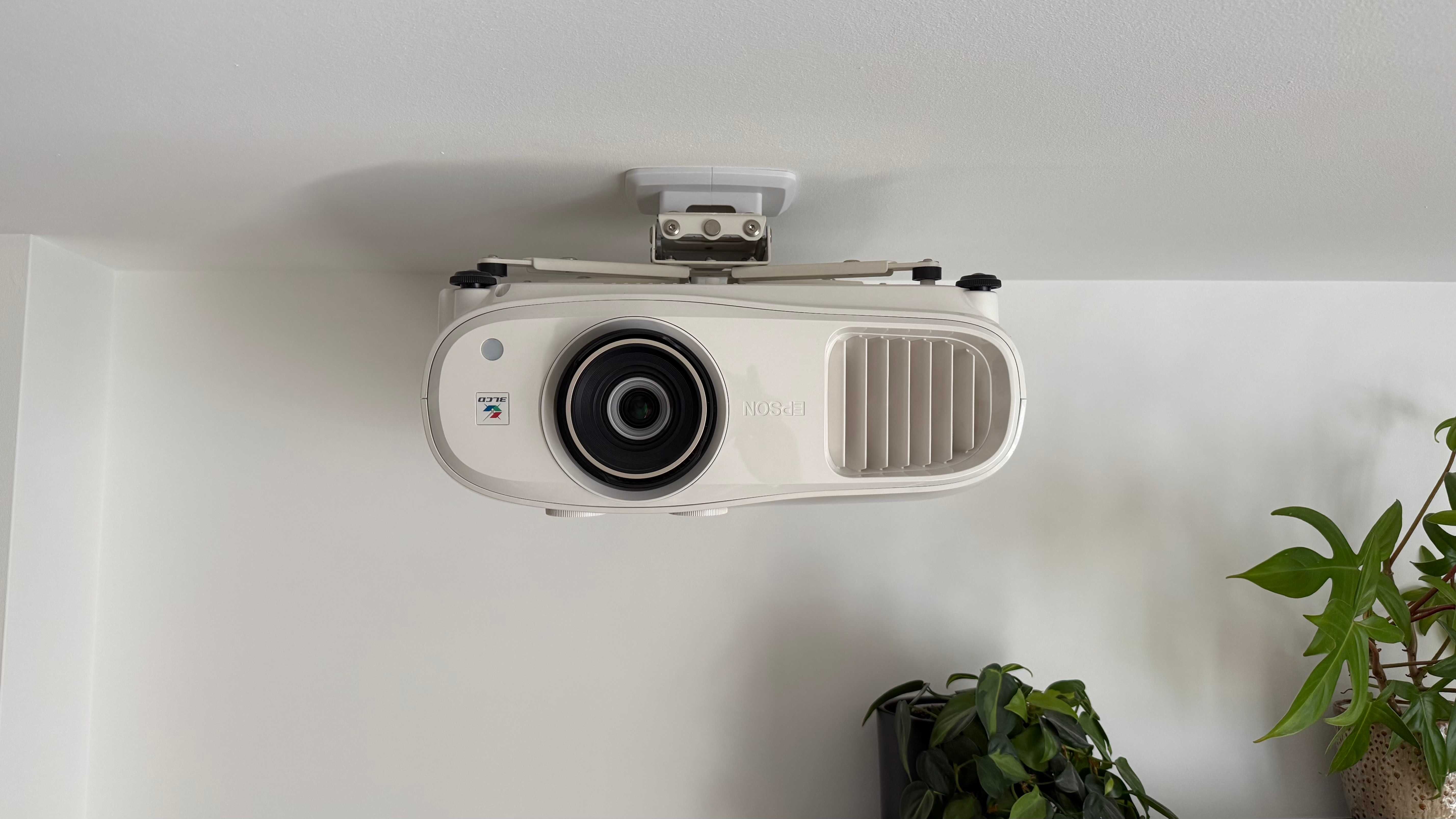Projektor Epson EH-TW7100 4K PRO-UHD | Świetny stan | Uchwyt sufitowy
