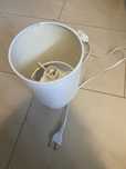Lampa nocna biala