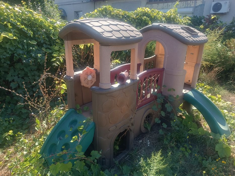 Детский домик с горкой.