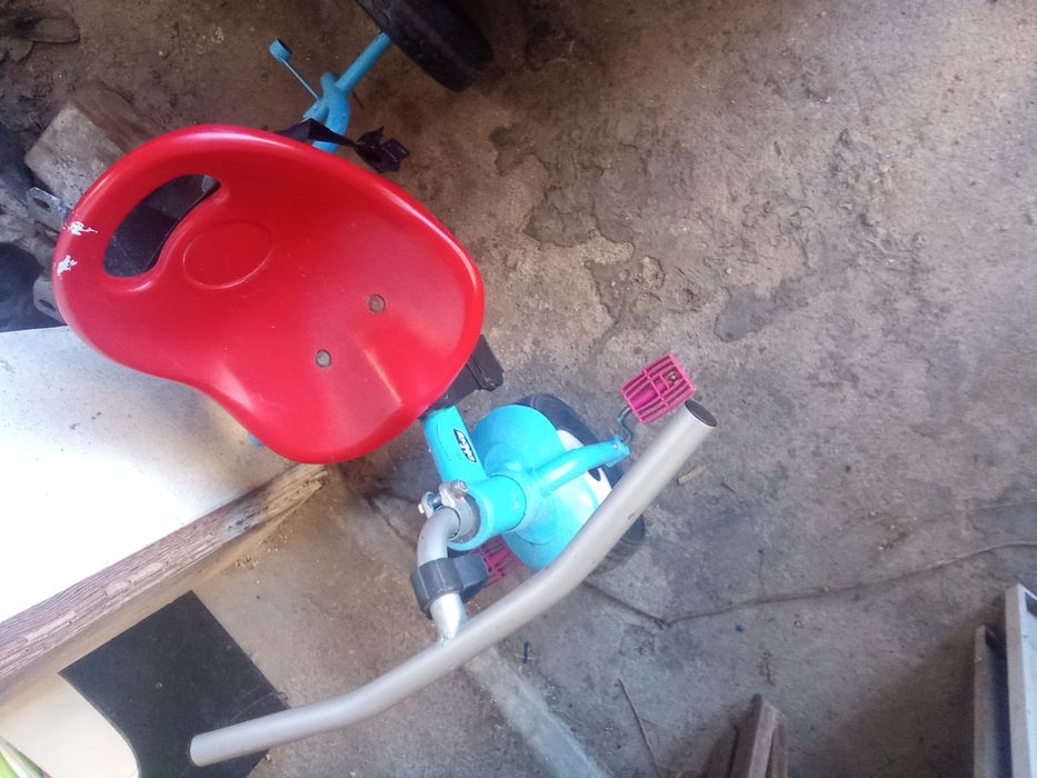Duas bikes criança. Uma Chicco.