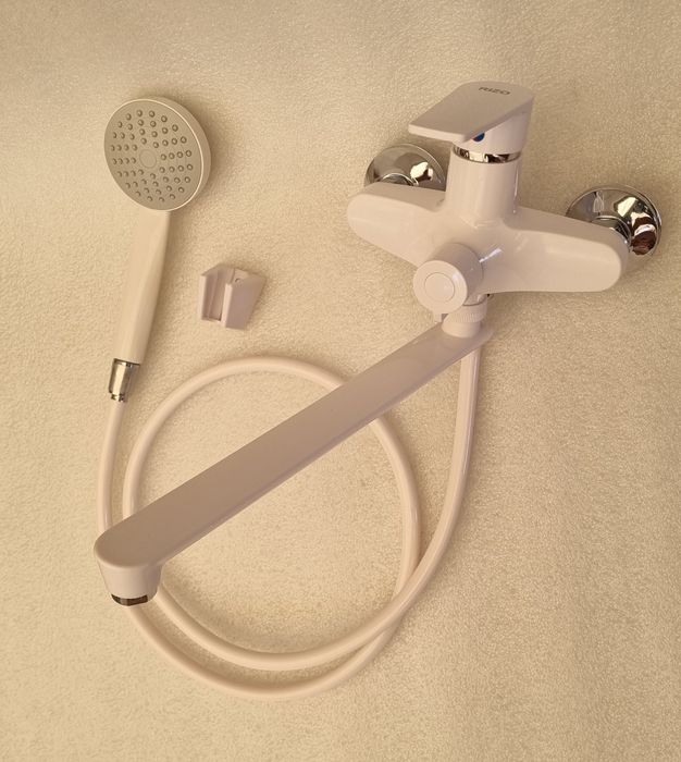 Новий змішувач для ванної білого кольору з комплектом ізТЕРМОПЛАСТИКУ